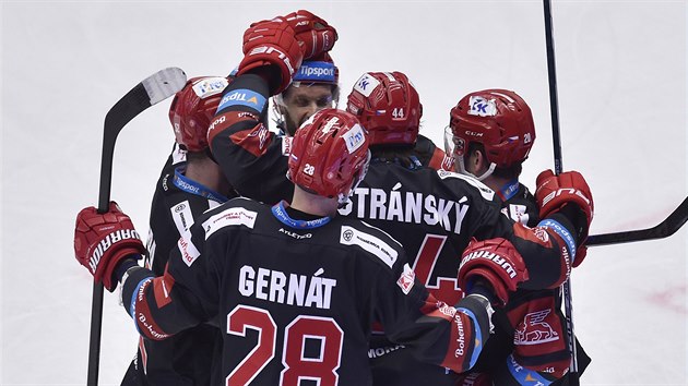 Hrá�i T�ince se radují z gólu.