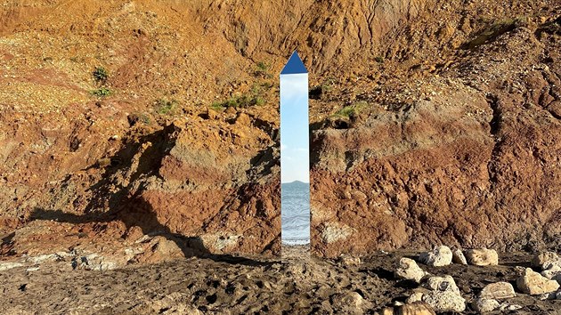 Na plái ostrova Wight v jiní Anglii se objevil záhadný lesklý monolit.