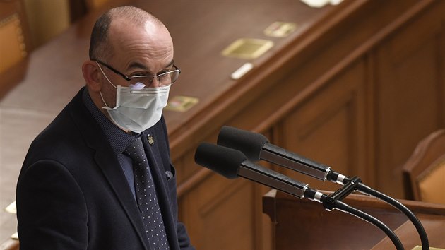 Ministr zdravotnictví Jan Blatný (za ANO) hovoí na mimoádné schzi Poslanecké...