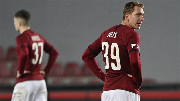 Luká� Juli� v derby neprom�nil penaltu.