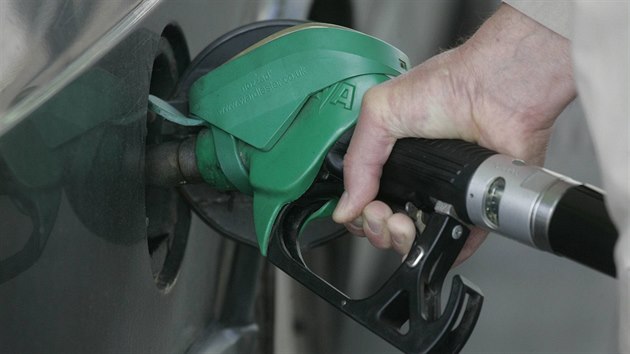 Cena benzinu se může zdát vysoká, opak je ale pravdou.