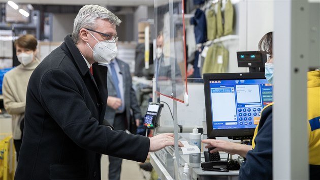 Ministr prmyslu a obchodu Karel Havlíek v obchodním dom IKEA