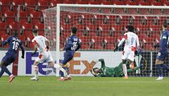 Slavia vs. Beer eva, Evropská liga: Nicolae Stanciu (7) stílí branku.