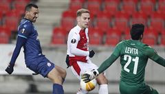 Slavia vs. Beer eva, Evropská liga: Ohad Levita a obránce Shir Tzedek se snaí...