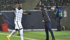 Mönchengladbach - Inter Milán (Lukaku slaví gól s kouem Contem)