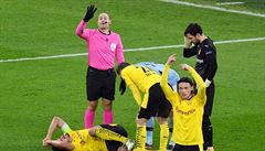 Zran�ný Mats Hummels z Dortmundu