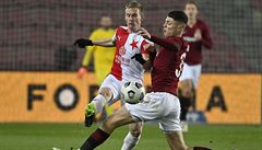 Zleva Tomá Malinský ze Slavie a Ladislav Krejí II ze Sparty.