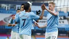 Raheem Sterling slaví se spoluhrái.