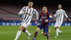 Cristiano Ronaldo v souboji s Lionelem Messim.