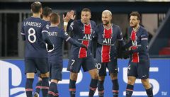 Fotbalisté PSG slaví.