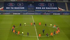 Fotbalisté PSG a Basaksehiru ped utkáním.