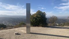Zhadn monolit se tentokrt objevil a zase zmizel v Kalifornii. dajn ho strhla skupina vtrnk