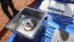 Pátrací tým japnské vesmírné agentury vybavený helikoptérou se dostal ke...