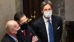 Bývalý rakouský ministr financí Karl-Heinz Grasser �eká se svými právníky v...