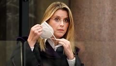 Soudkyn� Marion Hoheneckerová si sundá ochrannou obli�ejovou masku, ne� se ve...
