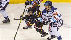 Souboj litvínovského hrá�e s vítkovickým.