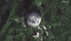 Obří radioteleskop portorické observatoře se rozpadl. Přes půl století hrál zásadní roli ve vesmírném výzkumu
