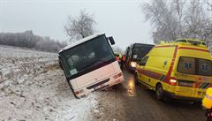 VIDEO: Autobus s dtmi se na Jihlavsku pevrtil na bok, zejm se vyhbal protijedoucmu autu