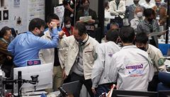 Zam�stnanci Japonské vesmírné agentury slaví návrat kapsle z asteroidu.