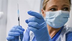 Pfizer a Moderna už testují účinnost svých vakcín proti nové mutaci koronaviru. Očekávají, že budou fungovat