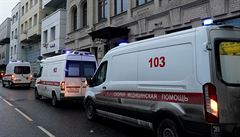 Vozy záchranné sluby ped jednou z klinik, kde se mohou lidé okovat proti...