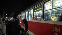 Lidé na tramvajové zastávce na Karlov námstí.