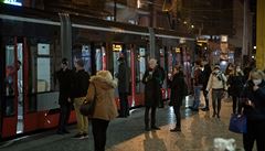 Na zastávkách je moné vidt i lidi bez rouek.