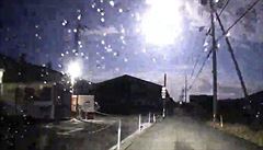 Snímek padajícího záivého meteoru nad japonskou prefekturou Tokuima,...