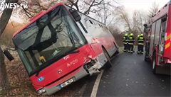 Nehoda autobusu a osobního auta v Kolodějích