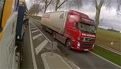 Riskantně předjíždějící český kamion ve Francii | na serveru Lidovky.cz | aktuální zprávy