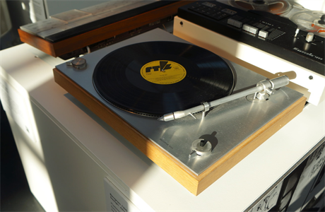 Pehrva vinylovch gramodesek Bang & Olufsen Beogram 1200 (1969), navren...