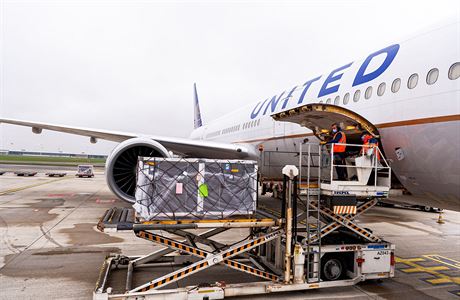 Vakcína do USA míří i z Bruselu, transport zajišťují United Airlines.