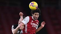 Arsenal - Burnley (Mohamed Elneny v souboji s Ashleym Barnesem)