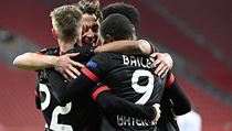 Hráči Leverkusenu slaví gól do sítě Slavie