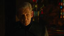 Sir Ian McKellen jako Magneto ve snmku X-Men: Budouc minulost.