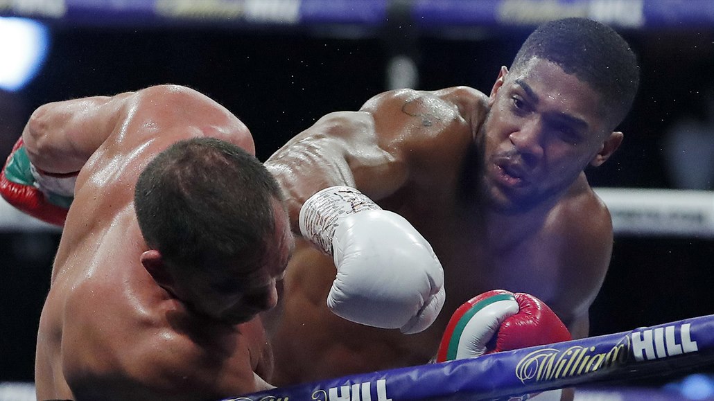 Anthony Joshua bije Kubrata Puleva.