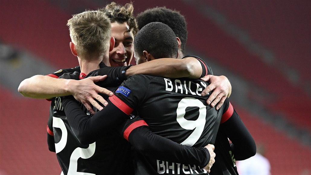 Hráči Leverkusenu slaví gól do sítě Slavie