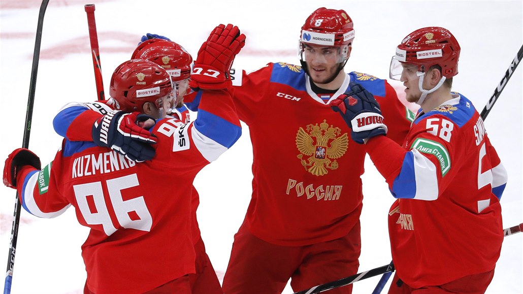 Hokejisté Ruska slaví gól do české brány