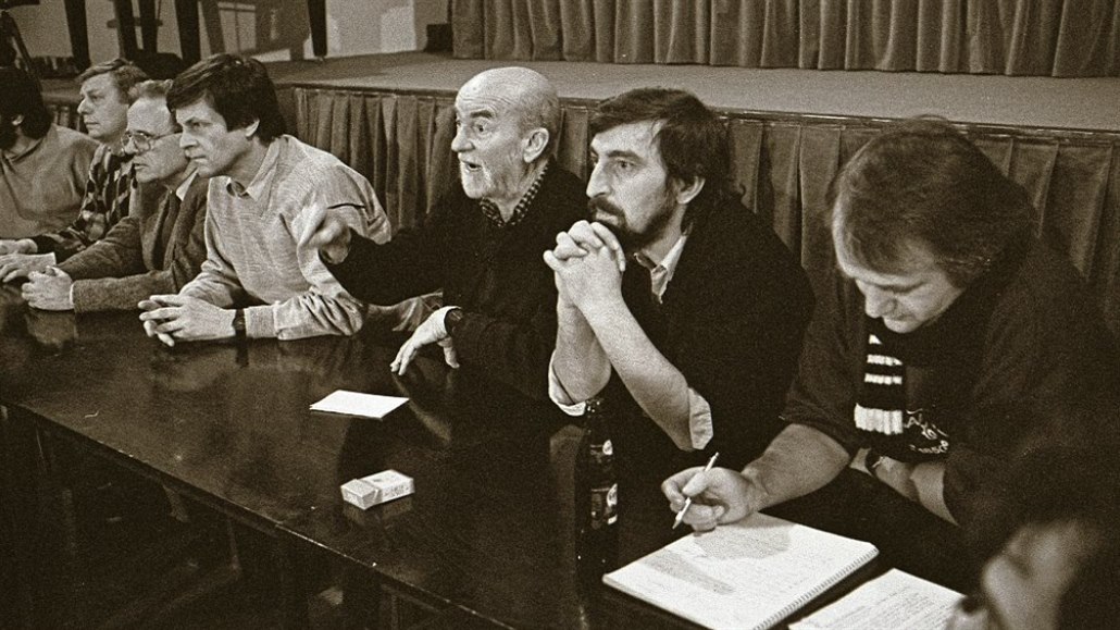 Prosinec 1989. Bohumil Nekolný (vpravo) s hercem a režisérem Miroslavem...