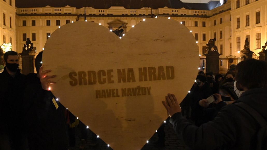 Vzpomínkový pochod Srdce na Hrad 2020 na Hradanské námstí v den výroí úmrtí...