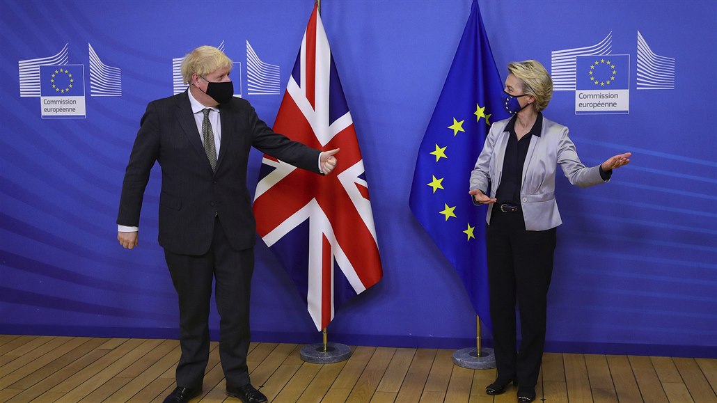 Britský premiér Boris Johnson a pedsedkyn EK Ursula von der Leyenová.