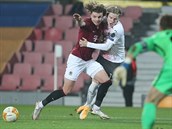 Evropská liga - Sparta vs. AC Milán: Souek v souboji s Haugem.