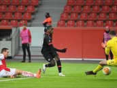 Evropská liga, Leverkusen vs. Slavia: Moussa Diaby prosteluje Koláe.