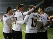 Evropská liga - Sparta vs. AC Milán: stelec Jens Petter Hauge v objetí...