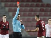 Evropská liga - Sparta vs. AC Milán: Dominik Plechatý dostává od Daniela...
