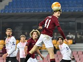 Evropská liga - Sparta vs. AC Milán: domácí stoper Martin Vitík ve své velké...