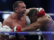 Kubrat Pulev se snaí dát ped prvním downem v souboji s Anthonym Joshuou...