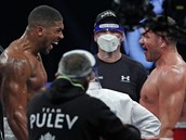 Anthony Joshua a Kubrat Pulev po zápase.