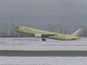 Nový ruský dopravní letoun pro stedn dlouhé linky MS-21 pi vzletu.