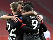 Hrái Leverkusenu slaví gól do sít Slavie